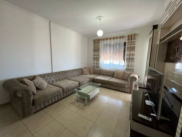 Tirane, jepet me qera apartament 1+1 Kati 4, 78 m² 550 € (selvia)