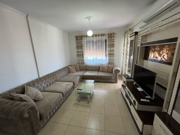 Tirane, jepet me qera apartament 1+1 Kati 4, 78 m² 550 € (selvia)