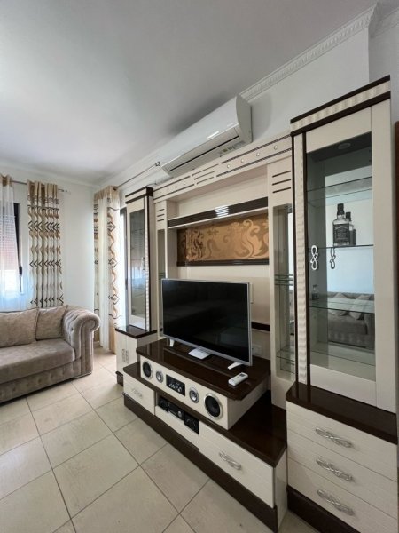 Tirane, jepet me qera apartament 1+1 Kati 4, 78 m² 550 € (selvia)