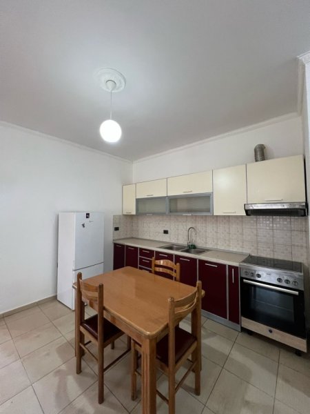 Tirane, jepet me qera apartament 1+1 Kati 4, 78 m² 550 € (selvia)