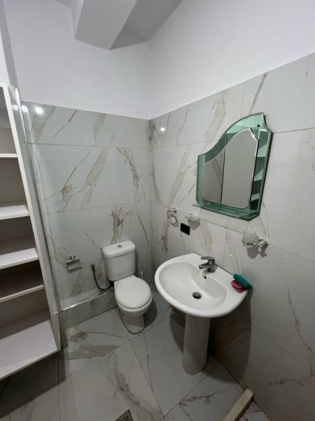Tirane, jepet me qera apartament 1+1 Kati 4, 78 m² 550 € (selvia)