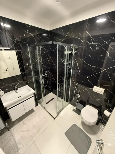Tirane, jepet me qera apartament 1+1+Ballkon Kati 11, 70 m² 700 € (komuna e parisit)