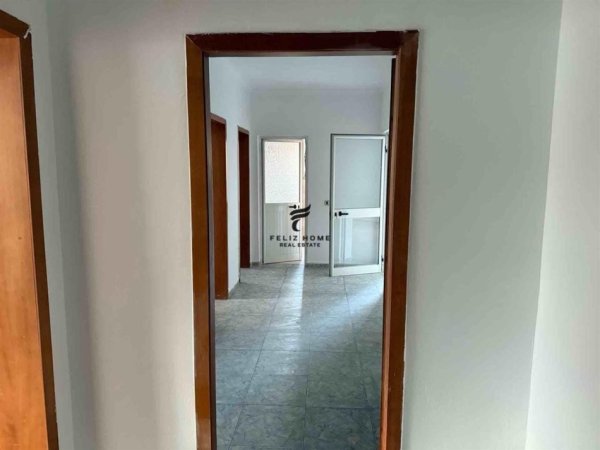 Tirane, jepet me qera apartament 3+1 Kati 5, 164 m² 298.000 € (KOMUNA E PARISIT)