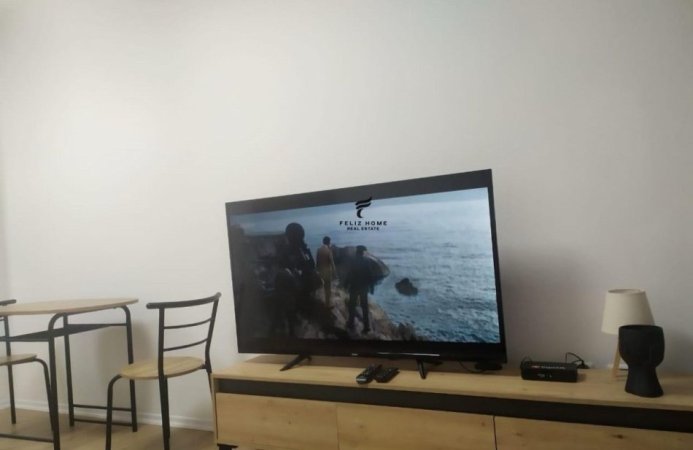 Tirane, jepet me qera apartament 1+1+Ballkon Kati 4, 50 m² 550 € (QENDER)