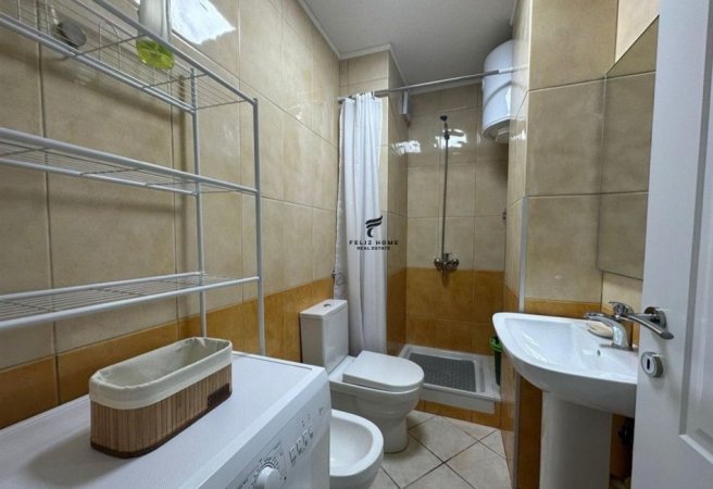 Tirane, jepet me qera apartament 1+1+Ballkon Kati 4, 50 m² 550 € (QENDER)