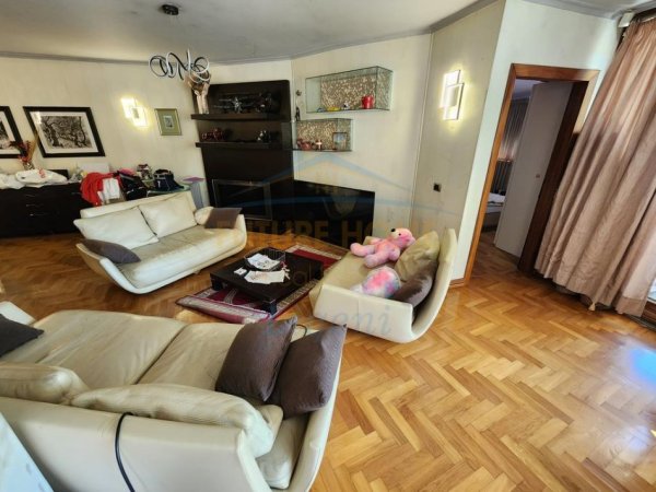 Tirane, shitet apartament 3+1 Kati 2, 216 m² 776.400 € (Perlat Rexhepi, Bllok)