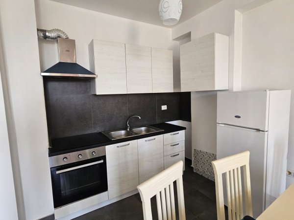 Tirane, jepet me qera apartament 2+1+Ballkon Kati 4, 97 m² 400 € (Shkoze)