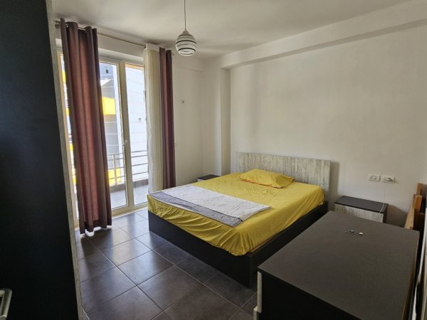 Tirane, jepet me qera apartament 2+1+Ballkon Kati 4, 97 m² 400 € (Shkoze)