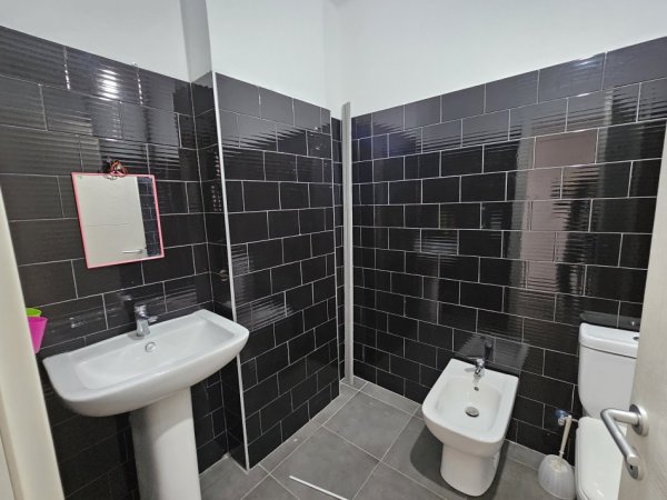 Tirane, jepet me qera apartament 2+1+Ballkon Kati 4, 97 m² 400 € (Shkoze)