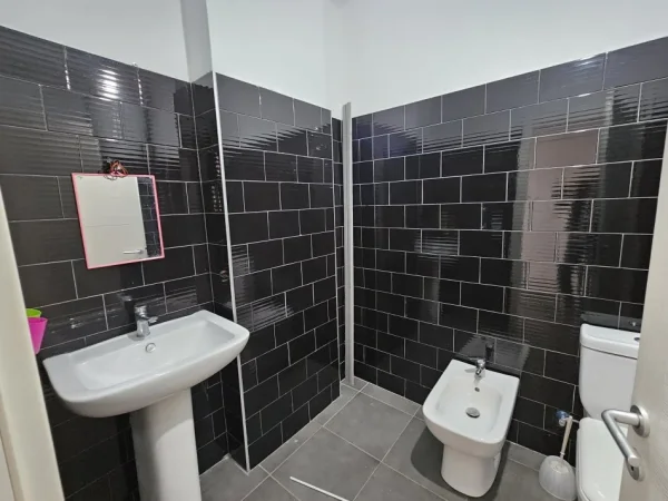 Tirane, jepet me qera apartament 2+1+Ballkon Kati 4, 97 m² 400 € (Shkoze)