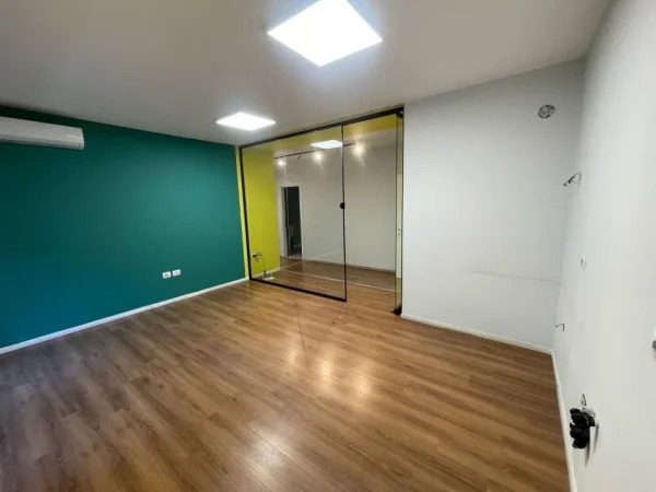 Tirane, jap me qera zyre Kati 2, 112 m² 600 € (Rruga Asim Vokshi, afer Prestige)