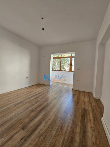 Tirane, shitet apartament 1+1 Kati 5, 42 m² 106.000 € (21 Dhjetori, afer Mozaikut te Tiranes)