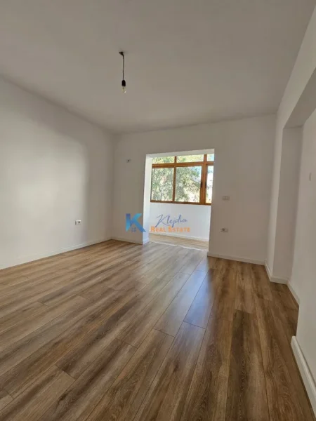 Tirane, shitet apartament 1+1 Kati 5, 42 m² 98.000 € (21 Dhjetori, afer Mozaikut te Tiranes)