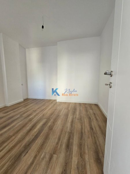 Tirane, shitet apartament 1+1 Kati 5, 42 m² 106.000 € (21 Dhjetori, afer Mozaikut te Tiranes)