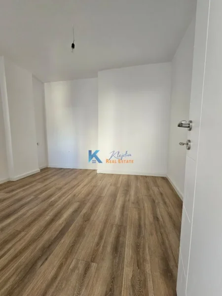 Tirane, shitet apartament 1+1 Kati 5, 42 m² 98.000 € (21 Dhjetori, afer Mozaikut te Tiranes)