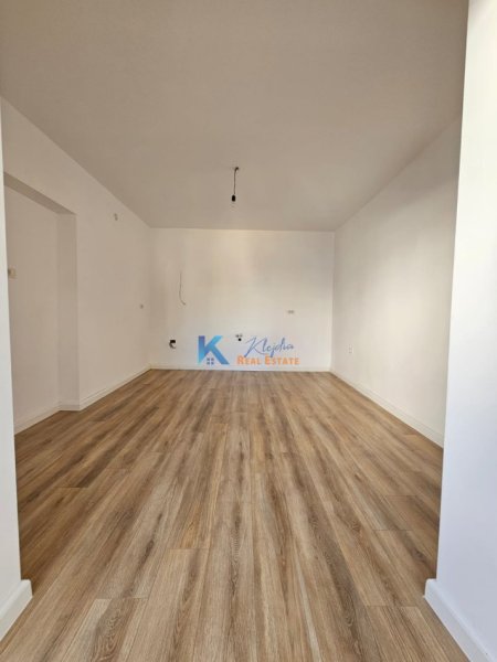 Tirane, shitet apartament 1+1 Kati 5, 42 m² 106.000 € (21 Dhjetori, afer Mozaikut te Tiranes)