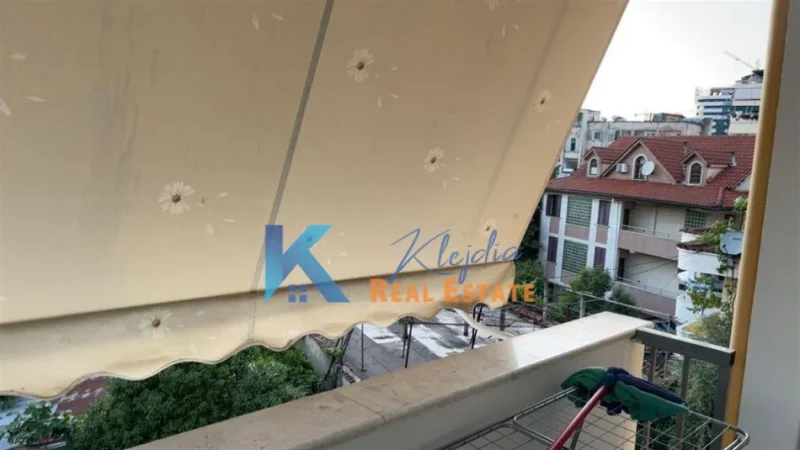 Tirane, jap me qera apartament 2+1+Ballkon Kati 3, 86 m² 900 € (Komuna e Parisit)