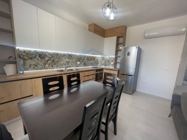 Tirane, jepet me qera apartament 2+1 Kati 2, 83 m² 700 € (River Residence)