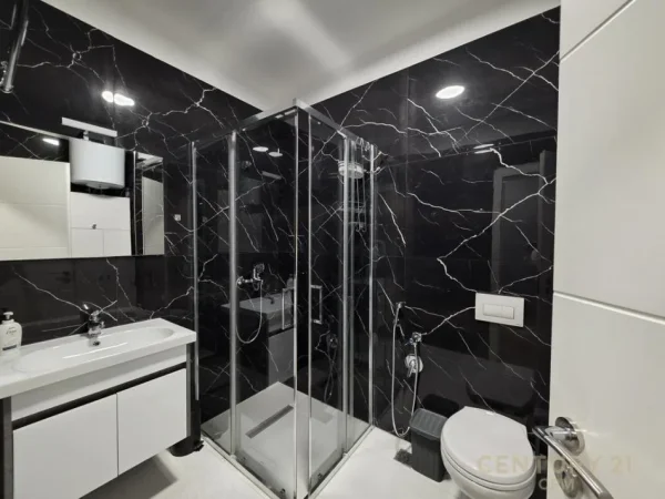 Tirane, jepet me qera apartament 1+1 Kati 11, 60 m² 700 € (Komuna e Parisit)