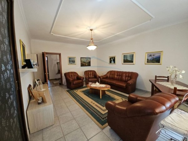 Tirane, jepet me qera apartament 3+1 Kati 8, 142 m² 700 € (Rruga Fortuzi)