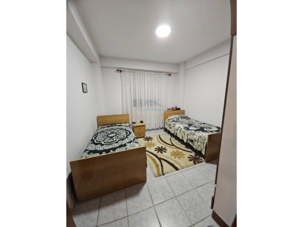 Tirane, jepet me qera apartament 3+1 Kati 8, 142 m² 700 € (Rruga Fortuzi)