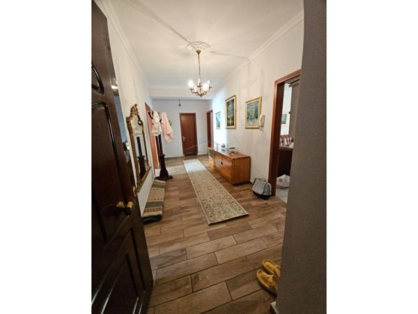 Tirane, jepet me qera apartament 3+1 Kati 8, 142 m² 700 € (Rruga Fortuzi)