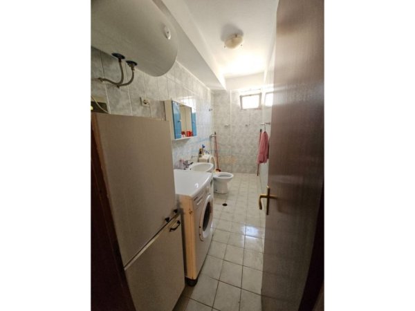 Tirane, jepet me qera apartament 3+1 Kati 8, 142 m² 700 € (Rruga Fortuzi)