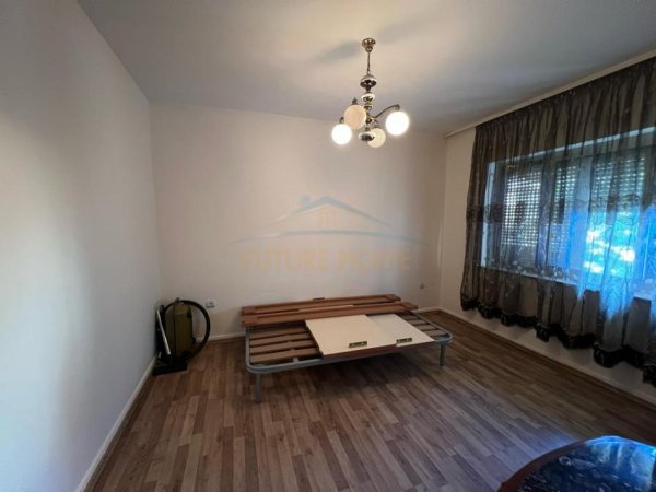 Tirane, jepet me qera apartament 3+1 Kati 5, 115 m² 1.000 € (Prane Shkolles Edith Durham)