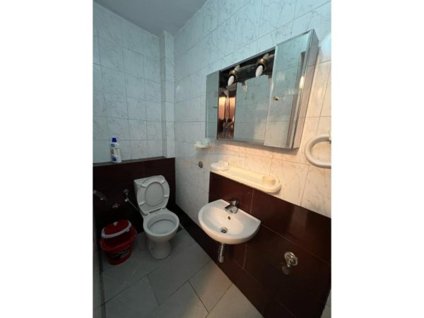 Tirane, jepet me qera apartament 3+1 Kati 5, 115 m² 1.000 € (Prane Shkolles Edith Durham)