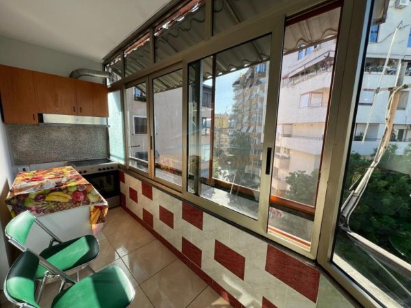 Tirane, jepet me qera apartament 3+1 Kati 5, 115 m² 1.000 € (Prane Shkolles Edith Durham)