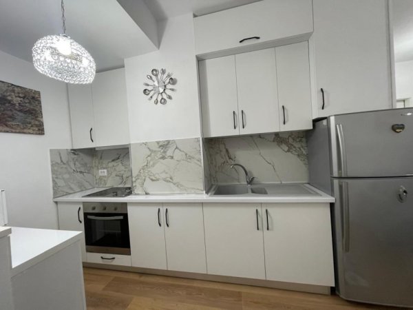 Tirane, jepet me qera apartament 1+1 Kati 4, 55 m² 450 € (Brryli)