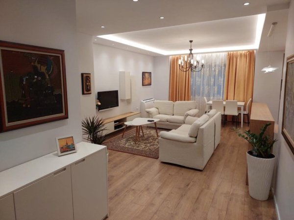 Tirane, jepet me qera apartament 1+1+Aneks+Ballkon Kati 4, 82 m² 680 € (Rruga Dibres)