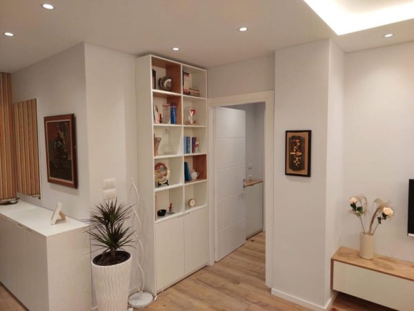 Tirane, jepet me qera apartament 1+1+Aneks+Ballkon Kati 4, 82 m² 680 € (Rruga Dibres)