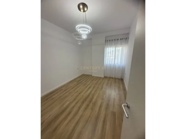 Tirane, shitet apartament Kati 5, 65 m² 92.000 € 