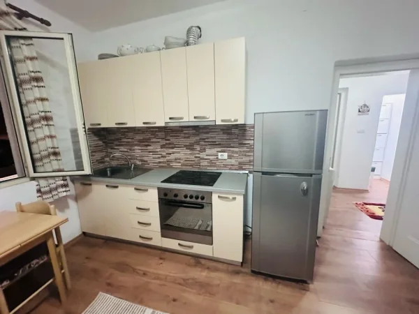 Tirane, jepet me qera apartament 2+1+Ballkon Kati 4, 70 m² 500 € (21 dhjetori)