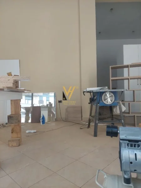 Tirane, jepet me qera dyqan Kati 0, 61 m² 420 € (STACIONI I TRENIT)