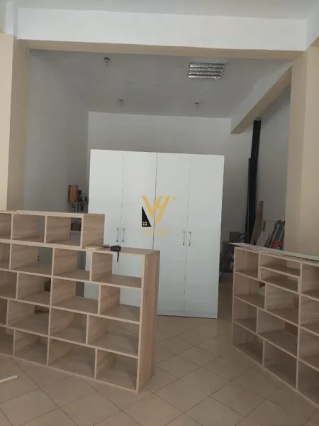 Tirane, jepet me qera dyqan Kati 0, 61 m² 420 € (STACIONI I TRENIT)