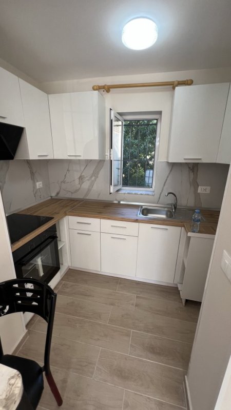 Tirane, jepet me qera apartament 1+1+Aneks+Ballkon Kati 1, 55 m² 400 € (YZBERISHT)