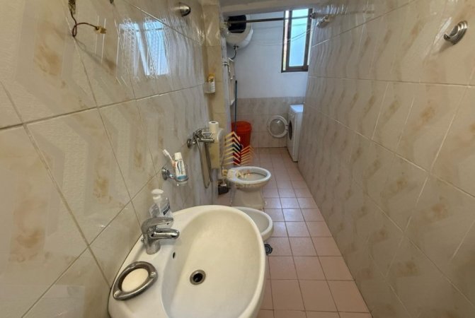 Tirane, jepet me qera apartament 1+1+Ballkon Kati 3, 60 m² 400 € (Rruga Bardhyl, te kryqezimi te Bar Oslo)