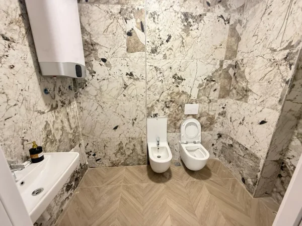 Tirane, jepet me qera apartament 2+1 Kati 2, 90 m² 600 € (stacioni i trenit)