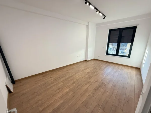 Tirane, jepet me qera apartament 2+1 Kati 2, 90 m² 600 € (stacioni i trenit)