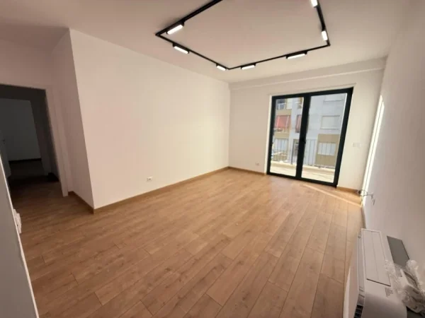 Tirane, jepet me qera apartament 2+1 Kati 2, 90 m² 600 € (stacioni i trenit)
