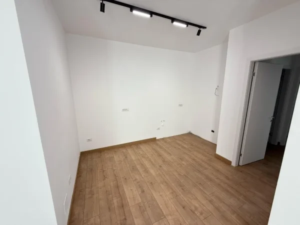 Tirane, jepet me qera apartament 2+1 Kati 2, 90 m² 600 € (stacioni i trenit)