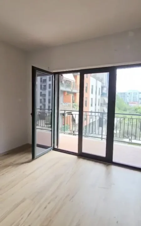 Tirane, jepet me qera apartament 1+1+Ballkon Kati 2, 75 m² 450 € (Green City Astir)