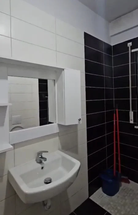 Tirane, jepet me qera apartament 1+1+Ballkon Kati 2, 75 m² 450 € (Green City Astir)