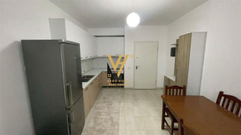 Tirane, jepet me qera apartament 2+1+Ballkon Kati 3, 85 m² 900 € (komuna e parisit)