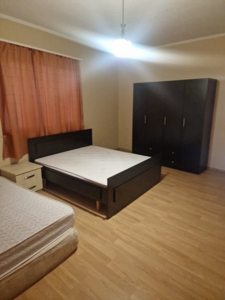 Tirane, jepet me qera shtepi 3+1+Aneks+Ballkon Kati 3, (BRRYLI)