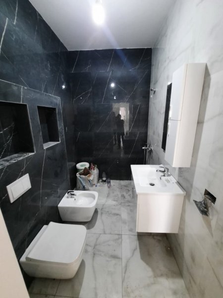 Tirane, jepet me qera apartament 2+1+Ballkon Kati 2, 102 m² 600 € (Liqeni i Thate)