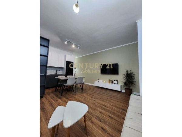 Tirane, jepet me qera apartament 2+1 Kati 8, 82 m² 500 € (YZBERISHT)