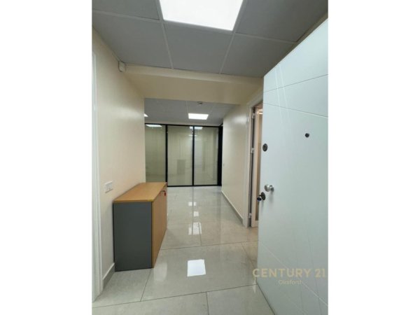 Tirane, jepet me qera zyre Kati 2, 122 m² 1.800 € (Fakulteti Ekonomik)